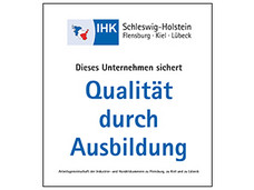 Logo "Qualität durch Ausbildung - Arbeitsgemeinschaft der IHK zu Flensburg, zu Kiel & zu Lübeck"